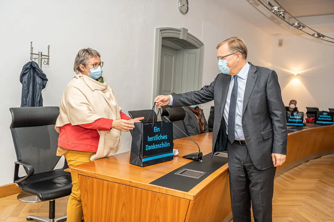 Oberbürgermeister Andreas Starke überreicht Jutta Weigand, Geschäftsführerin der Altenhilfe gGmbH der Sozialstiftung Bamberg, eine „Bamberger Geschenktasche“. Foto: Lara Müller