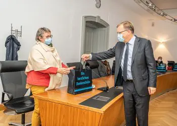 Oberbürgermeister Andreas Starke überreicht Jutta Weigand, Geschäftsführerin der Altenhilfe gGmbH der Sozialstiftung Bamberg, eine „Bamberger Geschenktasche“. Foto: Lara Müller