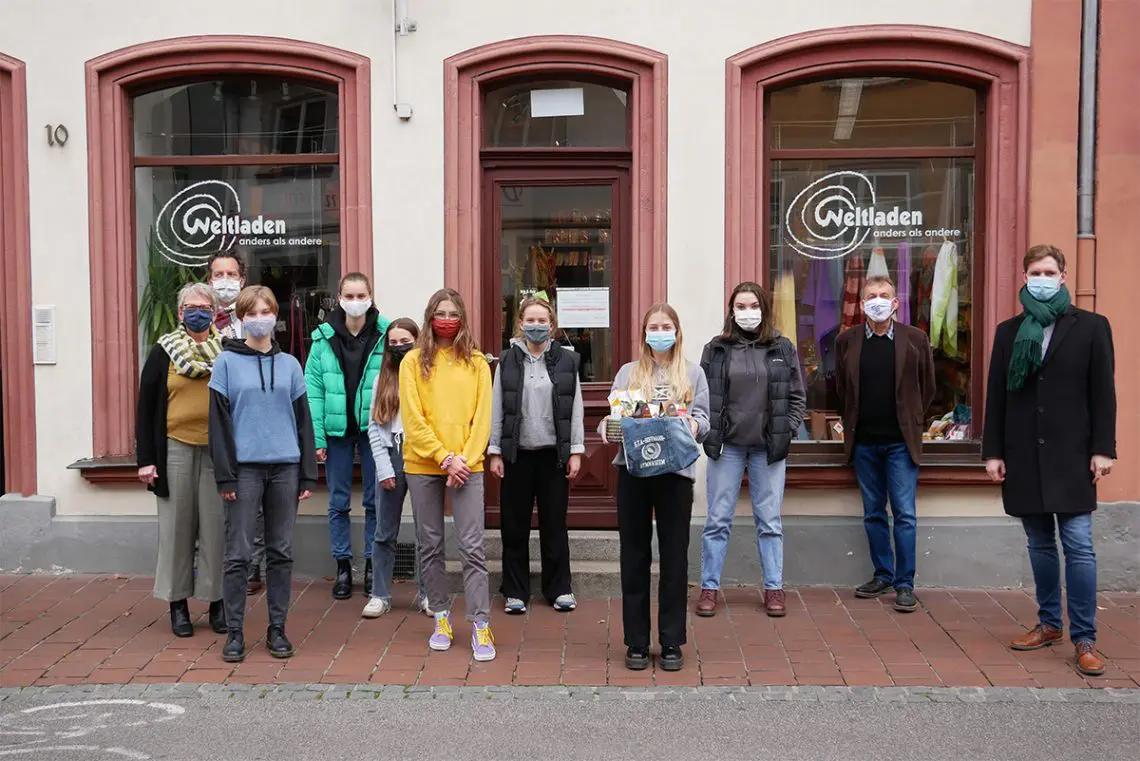 Lehrerin Claudia Zellmann und Schulleiter Markus Knebel mit der Fairtrade-Gruppe des E.T.A.Hoffmann-Gymnasiums sowie Klaus Achatzy vom Weltladen und Bürgermeister Jonas Glüsenkamp (v.l.)