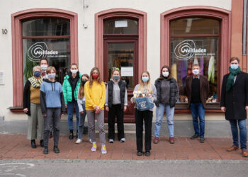 Schülerinnen bei „Fair Challenges“ vorne dabei 14 Lehrerin Claudia Zellmann und Schulleiter Markus Knebel mit der Fairtrade-Gruppe des E.T.A.Hoffmann-Gymnasiums sowie Klaus Achatzy vom Weltladen und Bürgermeister Jonas Glüsenkamp (v.l.)