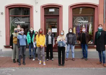 Lehrerin Claudia Zellmann und Schulleiter Markus Knebel mit der Fairtrade-Gruppe des E.T.A.Hoffmann-Gymnasiums sowie Klaus Achatzy vom Weltladen und Bürgermeister Jonas Glüsenkamp (v.l.)