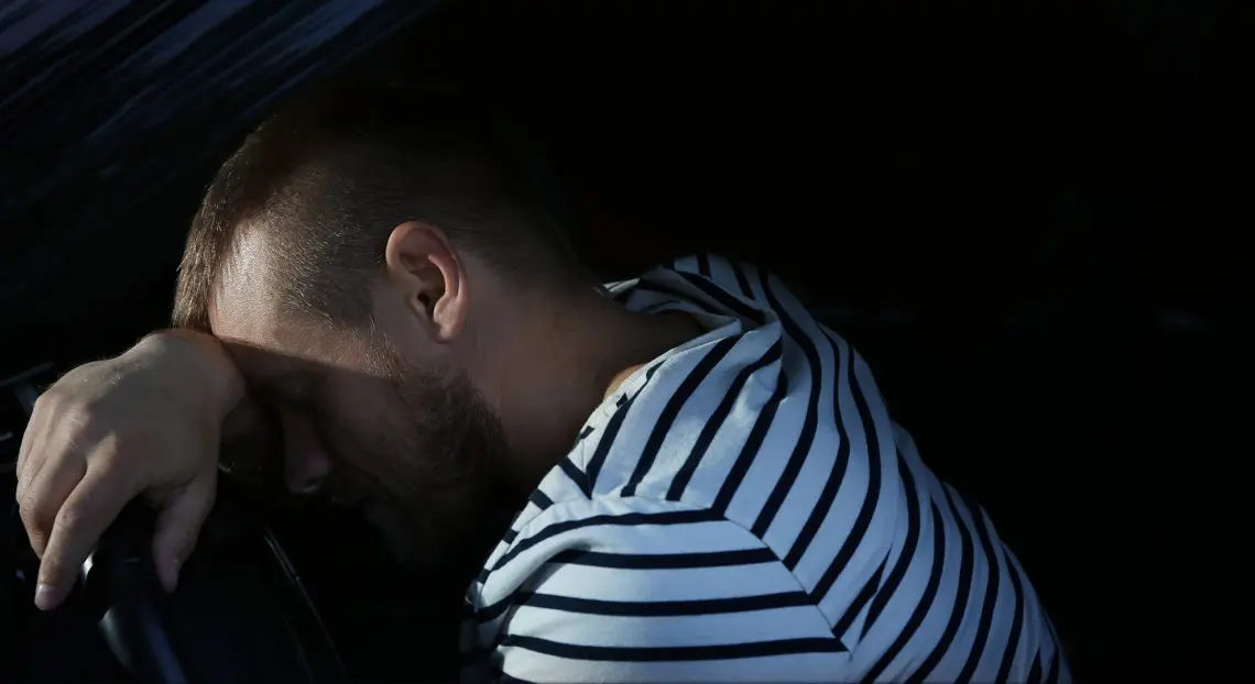 mann betrunken auto