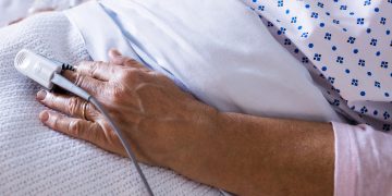 Sozialstiftung Bamberg und GKG planen Ausbau ihrer regionalen Partnerschaft 14 frau krankenbett