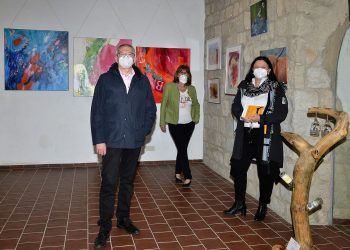 Da eine offizielle Vernissage in diesem Jahr aufgrund von Corona nicht stattfinden kann, machte sich Landrat Johann Kalb bereits vorab ein Bild von der Vielfalt der ausgestellten Werke | Quelle: Anni Maurer)