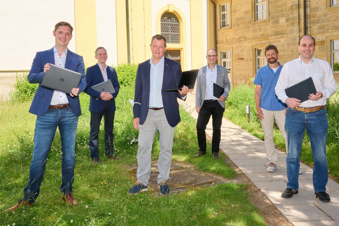 Zweiter Bürgermeister Jonas Glüsenkamp (v.l.), Musikschulleiter Martin Erzfeld, Computop-Geschäftsführer Ralf Gladis, Digitalreferent Dr. Stefan Goller, stv. Jugendamtsleiter Jürgen Egetenmeir sowie Jugendamtsleiter Tobias Kobold vor der Musikschule | Stadtarchiv Bamberg / Sina Schraudner