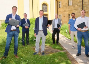 Zweiter Bürgermeister Jonas Glüsenkamp (v.l.), Musikschulleiter Martin Erzfeld, Computop-Geschäftsführer Ralf Gladis, Digitalreferent Dr. Stefan Goller, stv. Jugendamtsleiter Jürgen Egetenmeir sowie Jugendamtsleiter Tobias Kobold vor der Musikschule | Stadtarchiv Bamberg / Sina Schraudner
