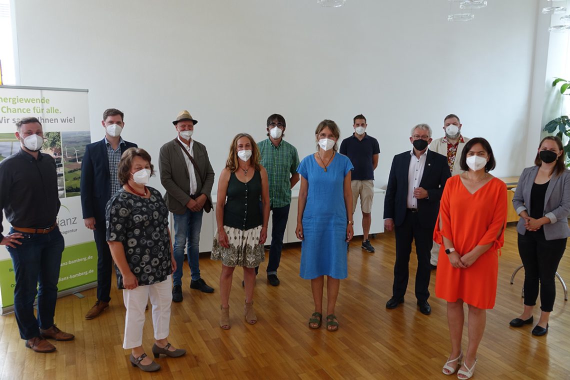 1. Reihe v.l.n.r.: Brigitte Grasser (Umweltbeauftragte der Grundschule Heiligenstadt), Kathinka Neff (Preisträgerin), Kerstin Scherbaum (Michael-Arneth-Schule Gundelsheim), Christine Then (Preisträgerin) 2. Reihe v.l.n.r.: Tobias Eckardt (Preisträger), Bürgermeister Jonas Glüsenkamp, (Geschäftsführer der Klima- und Energieagentur Bamberg), Johann Neff (Preisträger), Thomas Haderlein (Preisträger), Landrat Johann Kalb, Lisa Schlicht (Fachbereichsleitung Klimaschutz Landratsamt Bamberg) 3. Reihe v.l.n.r.: Tobias Martin, Claus Gehring (beides Preisträger) | Quelle: Landratsamt Bamberg