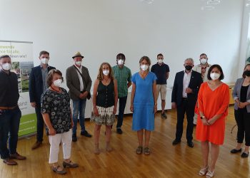 1. Reihe v.l.n.r.: Brigitte Grasser (Umweltbeauftragte der Grundschule Heiligenstadt), Kathinka Neff (Preisträgerin), Kerstin Scherbaum (Michael-Arneth-Schule Gundelsheim), Christine Then (Preisträgerin) 2. Reihe v.l.n.r.: Tobias Eckardt (Preisträger), Bürgermeister Jonas Glüsenkamp, (Geschäftsführer der Klima- und Energieagentur Bamberg), Johann Neff (Preisträger), Thomas Haderlein (Preisträger), Landrat Johann Kalb, Lisa Schlicht (Fachbereichsleitung Klimaschutz Landratsamt Bamberg) 3. Reihe v.l.n.r.: Tobias Martin, Claus Gehring (beides Preisträger) | Quelle: Landratsamt Bamberg