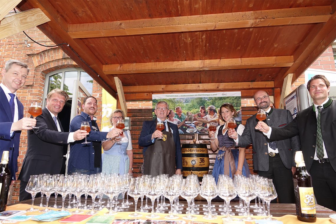 Der Hauptgeschäftsführer des Bayerischen Brauerbundes,  Dr. Lothar Ebbertz, zeichnete gemeinsam mit der bayerischen Bierkönigin Sarah Jäger am Montag beim Bayerischen Gastgebertag in Bamberg den Landkreis Bamberg mit Landrat Johann Kalb mit der „Goldene BierIdee 2021“ aus | Pressestelle Landratsamt Bamberg