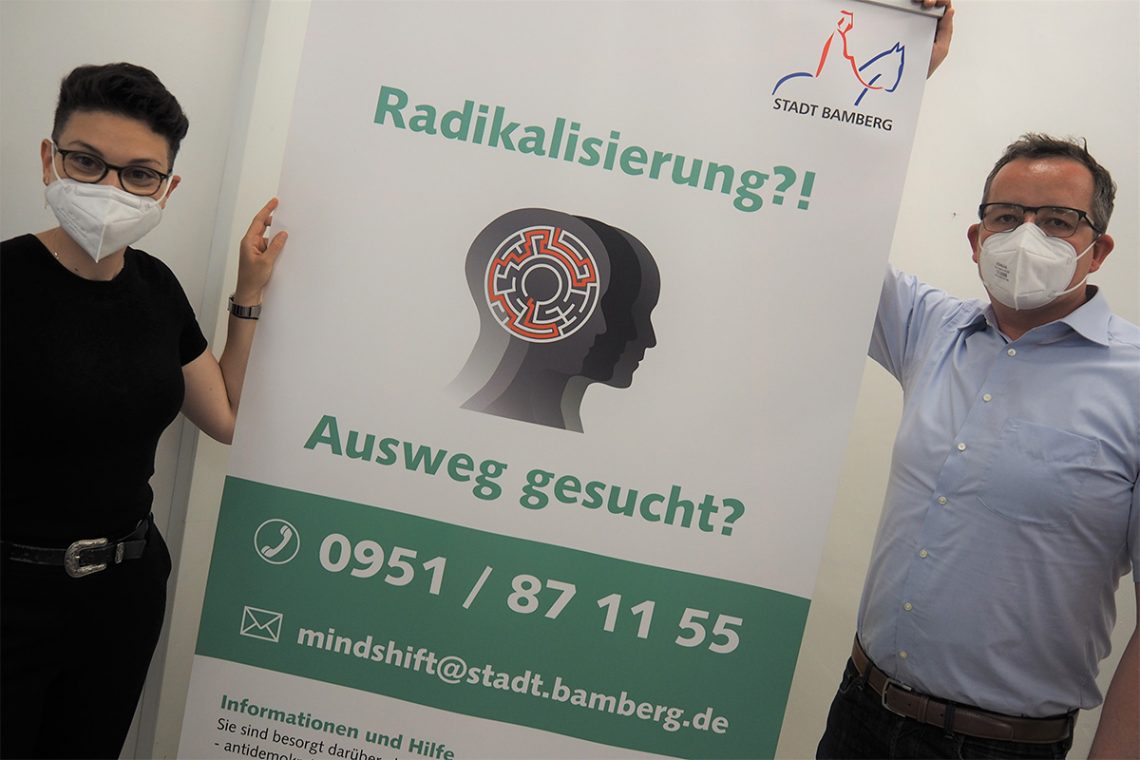 Stadt richtet Anlaufstelle zum Thema „Radikalisierung“ ein 10 Hana Issa (l.) und David Köster von der Anlaufstelle „Bamberger Deradikalisierungsnetzwerk – Mindshift“ bei einer Aktion im „Bürgerlabor“ in der Hauptwachstraße | Amt für Bürgerbeteiligung, Presse- und Öffentlichkeitsarbeit / Anna Lienhardt