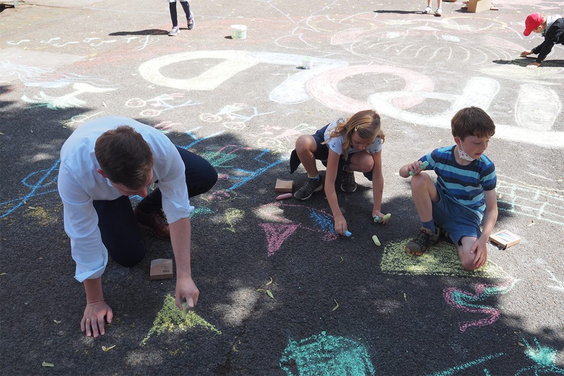 Mit Spaß bei der Sache: Bürgermeister Jonas Glüsenkamp bemalte zusammen mit Kindern der Mittagsbetreuung den Innenhof der Luitpoldschule. | Amt für Bürgerbeteiligung, Presse- und Öffentlichkeitsarbeit / Gerhard Beck