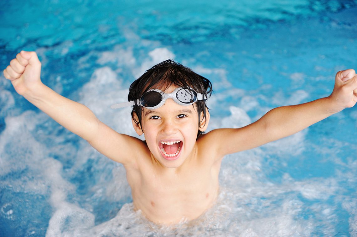 kind schwimmbad spass taucherbrille pool junge