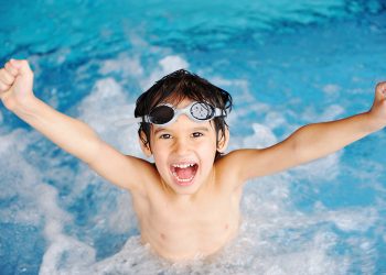 kind schwimmbad spass taucherbrille pool junge