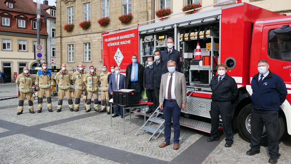 Beim Ortstermin auf dem Maxplatz am neuen „GW-G“: Oberbürgermeister Andreas Starke (vorne) mit Mitgliedern der Bamberger Feuerwehr, der Stadtverwaltung und einer Wachabteilung der Ständigen Wache Fotonachweis: Pressestelle/Anna Lienhardt