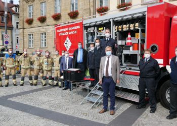 Beim Ortstermin auf dem Maxplatz am neuen „GW-G“: Oberbürgermeister Andreas Starke (vorne) mit Mitgliedern der Bamberger Feuerwehr, der Stadtverwaltung und einer Wachabteilung der Ständigen Wache Fotonachweis: Pressestelle/Anna Lienhardt