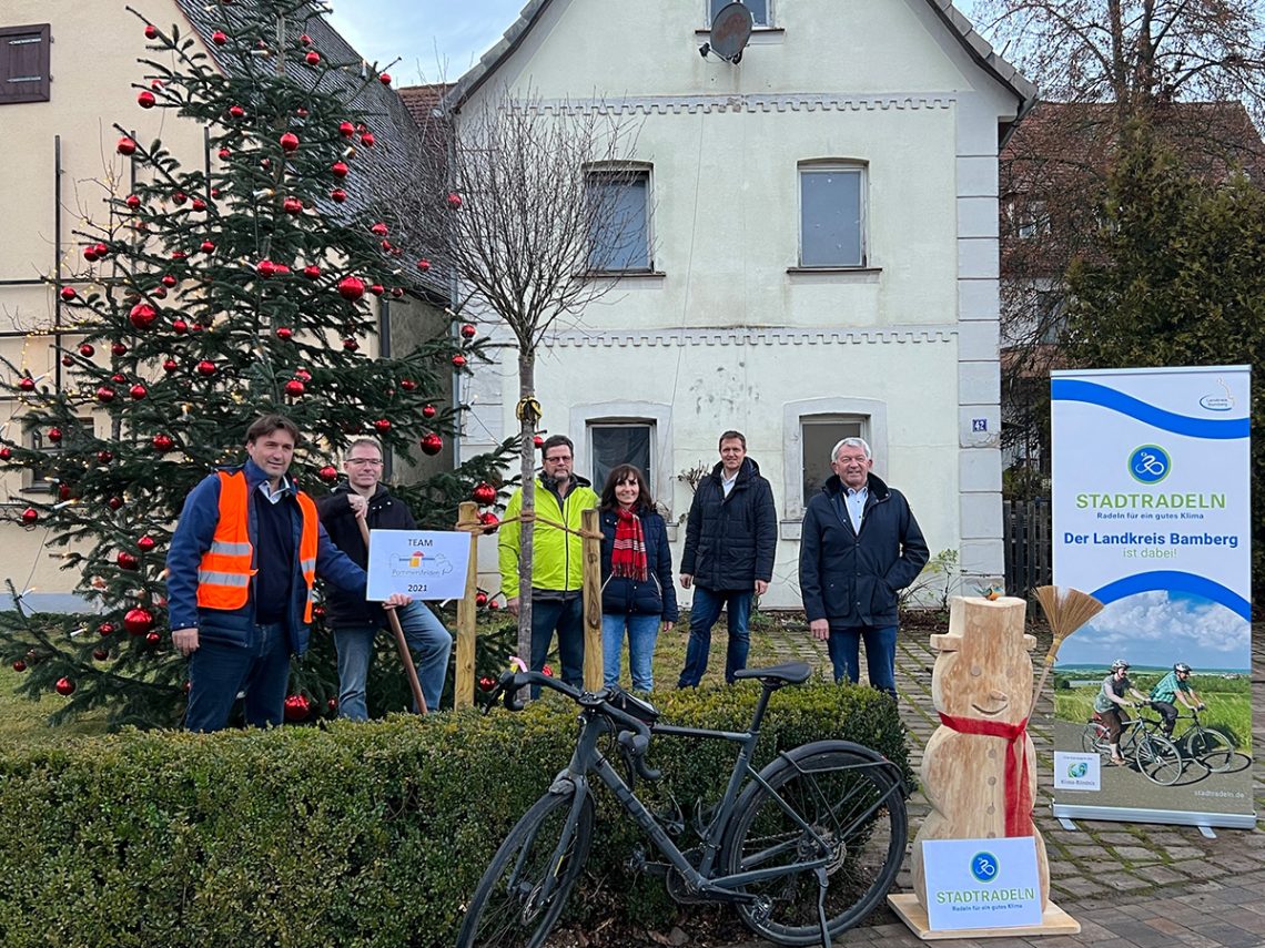 Teilnehmer Baum-Übergabe in Pommersfelden v.l.n.r.: Gerd Dallner (1. Bürger-meister Pommersfelden), Volker Schwarm (Teilnehmer beim STADTRADELN 2021), Harald Brendel (Teilnehmer beim STADTRADELN 2021), Elvira Brendel (Teilnehmerin beim STADTRADELN 2021 und Platz 3 der radaktivsten Frauen im Landkreis Bamberg), Markus Hammrich (Landratsamt Bamberg Geschäftsbereich Regionalentwicklung), Landrat Johann Kalb | Quelle: Landratsamt Bamberg