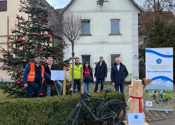 Teilnehmer Baum-Übergabe in Pommersfelden v.l.n.r.: Gerd Dallner (1. Bürger-meister Pommersfelden), Volker Schwarm (Teilnehmer beim STADTRADELN 2021), Harald Brendel (Teilnehmer beim STADTRADELN 2021), Elvira Brendel (Teilnehmerin beim STADTRADELN 2021 und Platz 3 der radaktivsten Frauen im Landkreis Bamberg), Markus Hammrich (Landratsamt Bamberg Geschäftsbereich Regionalentwicklung), Landrat Johann Kalb | Quelle: Landratsamt Bamberg