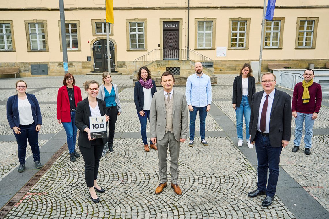 Das interdisziplinäre Team vom HTK holt 2022 das TOP 100-Siegel nach Bamberg, Oberbürgermeister Andreas Starke gratuliert.