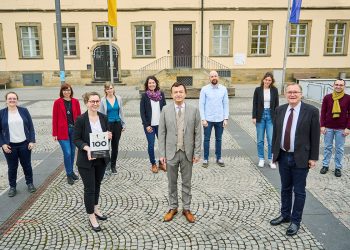 Das interdisziplinäre Team vom HTK holt 2022 das TOP 100-Siegel nach Bamberg, Oberbürgermeister Andreas Starke gratuliert.