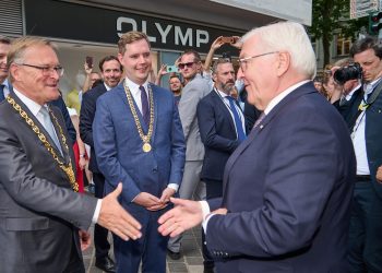 Am Obstmarkt wird Bundespräsident Frank-Walter Steinmeier und seine Delegation von Oberbürgermeister Andreas Starke und Bürgermeister Jonas Glüsenkamp willkommen geheißen. Foto: Jürgen Schraudner/Stadtarchiv Bamberg
