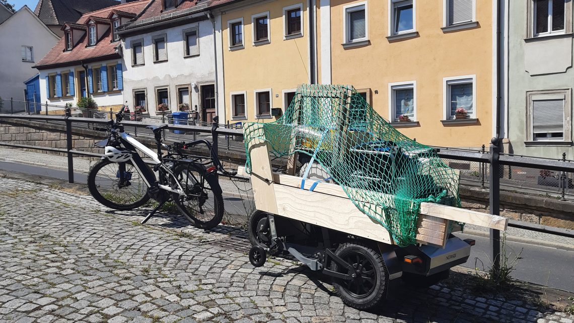 Die Mobilitätswende beginnt vor der eigenen Werkstatttür 10 Mit einem elektrisch unterstützten Schwerlastanhänger sind auch Höhenmeter kein Problem. Den Kaulberg mit einer Last von 90 Kilogramm stemmt Langhans beispielsweise ganz leicht mit 25 Km/h.
Bildnachweis: privat