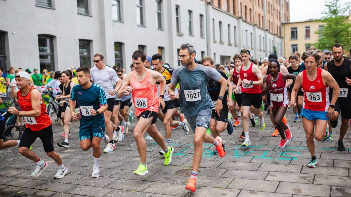 Insgesamt 218 Frauen und 351 Männer zwischen 14 und 82 Jahren bestritten die 10 km des Uni-Laufs. Im Startfeld befanden sich mit der Startnummer 1 und der Startnummer 1027 auch die Gesamtsiegerin und der Gesamtsieger: Brendah Kebeya von der LG Bamberg und Marius Stang von der LAV Stadtwerke Tübingen, Quelle: Benjamin Herges/Universität Bamberg