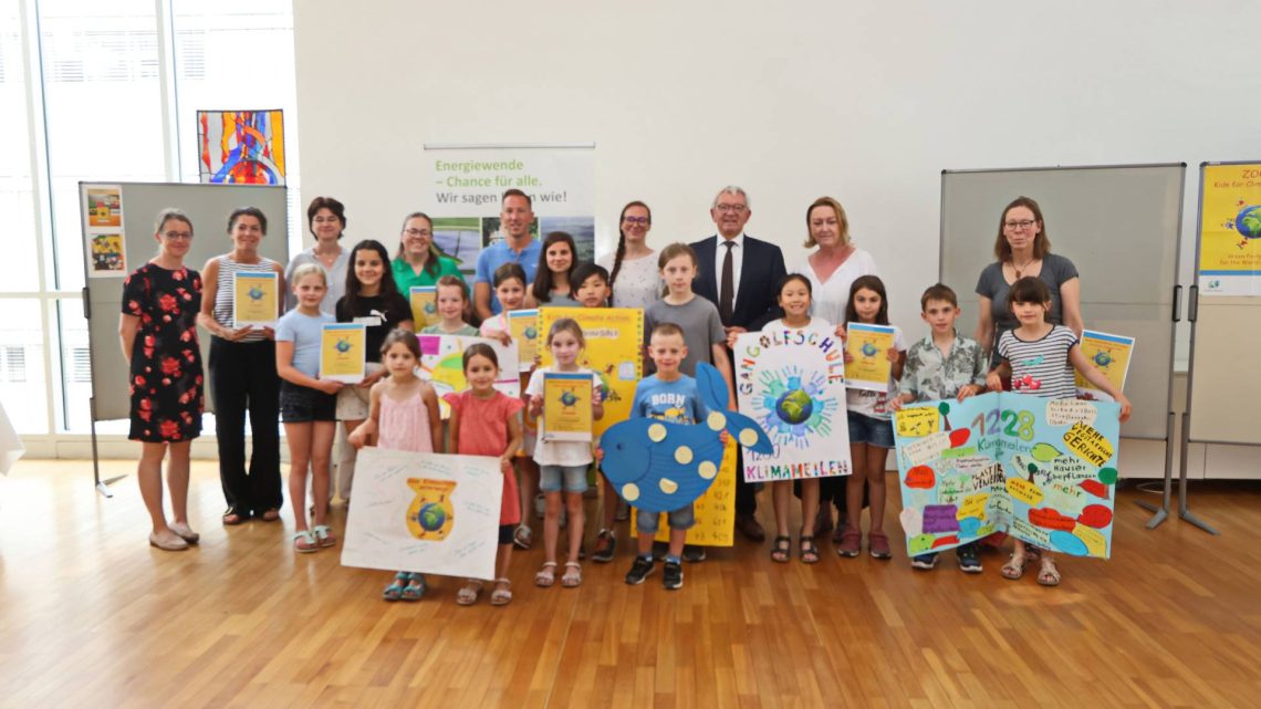 Landrat Johann Kalb, Stadtrat Christian Hader, Geschäftsführerin der Klima- und Energieagentur Tamara Moll mit den stellvertretenden Schülern der teilnehmenden Schulen und Kindertagesstätten, Quelle: Heinrich Hoffmann