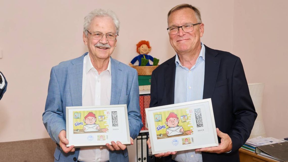 Autor und Illustrator Paul Maar mit Oberbürgermeister Andreas Starke und der neuen Sams-Briefmarke, Quelle: Stadtarchiv Bamberg, Jürgen Schraudner