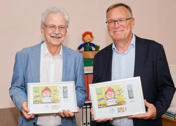 Autor und Illustrator Paul Maar mit Oberbürgermeister Andreas Starke und der neuen Sams-Briefmarke, Quelle: Stadtarchiv Bamberg, Jürgen Schraudner