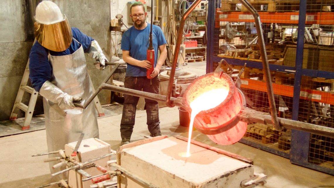 Jetzt muss alles passen. Der Gießprozess selbst dauert nur wenige Minuten. Dann heißt es abwarten bist alles abgekühlt ist und dann folgt noch einiges an Nachbearbeitung, Quelle: Flussparadies Franken / Anne Schmitt