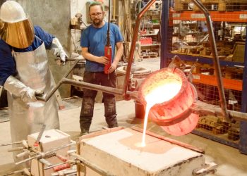 Jetzt muss alles passen. Der Gießprozess selbst dauert nur wenige Minuten. Dann heißt es abwarten bist alles abgekühlt ist und dann folgt noch einiges an Nachbearbeitung, Quelle: Flussparadies Franken / Anne Schmitt