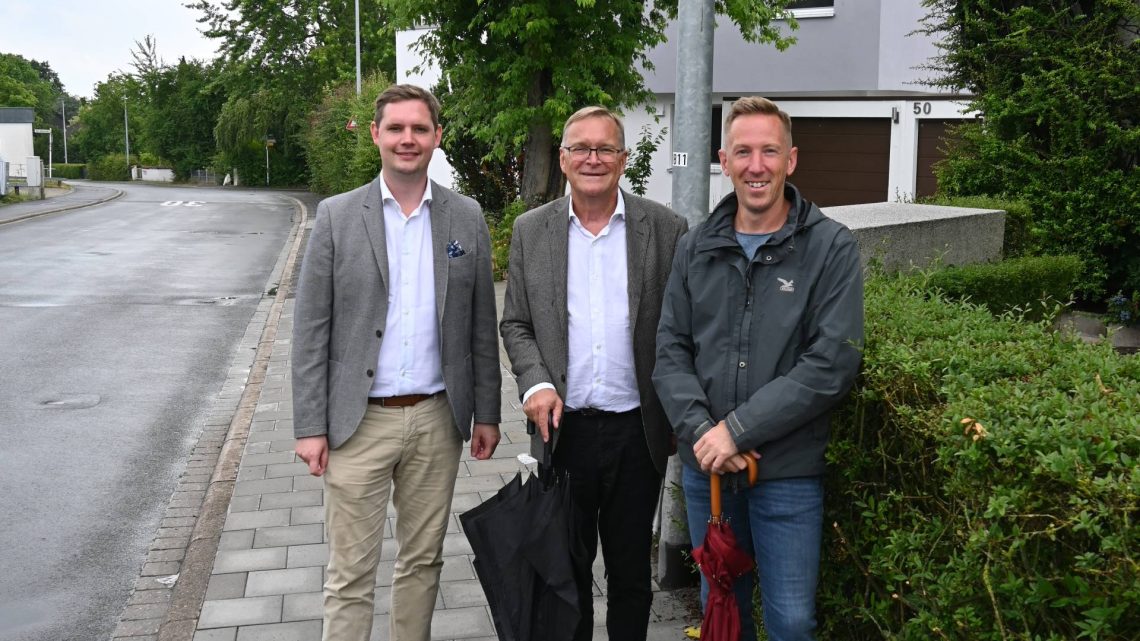 Bürgermeister Jonas Glüsenkamp (von links), Oberbürgermeister Andreas Starke und Christian Hader, Vorsitzender des Bürgervereins Süd-West beim Stadtteilrundgang, Quelle: Gerhard Beck