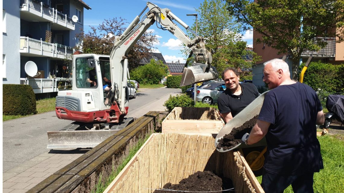 Für den Aufbau des ersten Hochbeets in Kramersfeld kam sogar ein Minibagger zum Einsatz, Quelle: Dennis Herbert