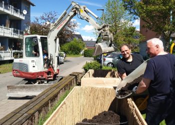 Für den Aufbau des ersten Hochbeets in Kramersfeld kam sogar ein Minibagger zum Einsatz, Quelle: Dennis Herbert