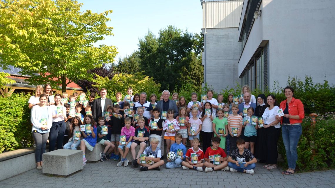 Übergabe des Möhrchen-Hausaufgabenhefts an der Grundschule Zapfendorf durch Landrat Johann Kalb, Quelle: Landratsamt Bamberg / Zeitler