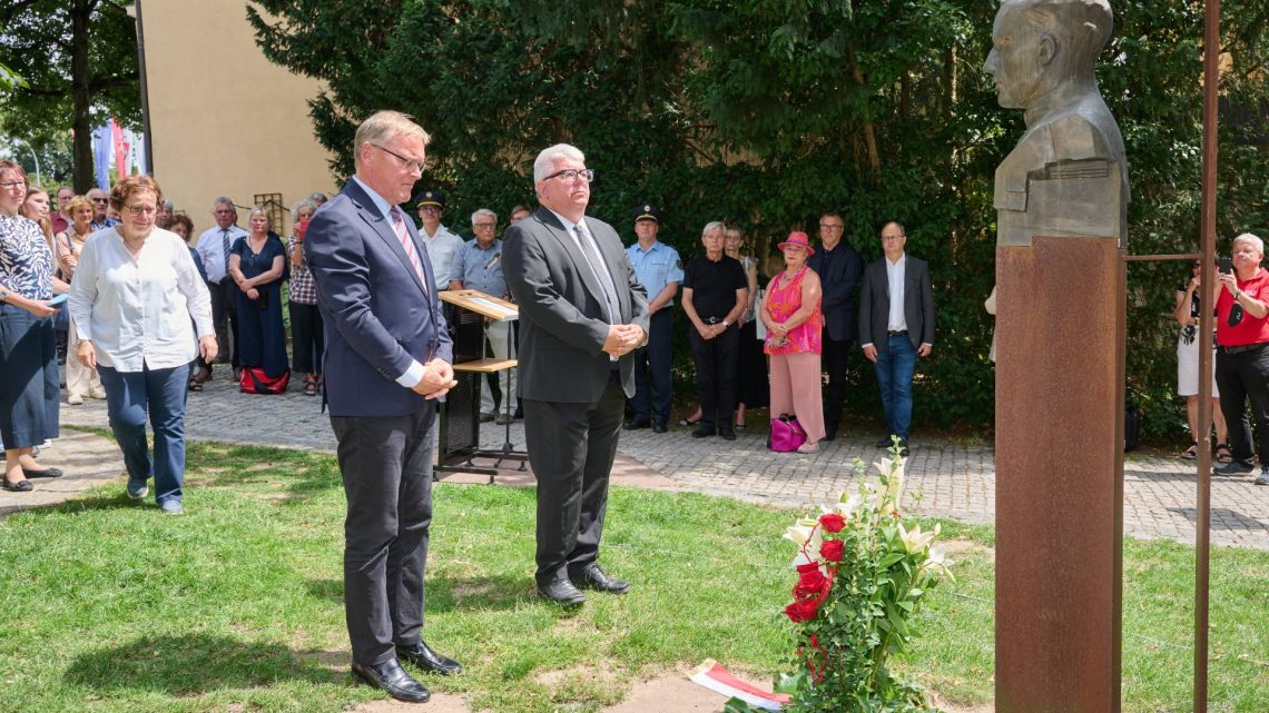 Im Rahmen der Gedenkfeier legte Oberbürgermeister Andreas Starke (vorne, daneben Dritter Bürgermeister Wolfgang Metzner) einen Kranz am Mahnmal im Harmoniegarten nieder, Quelle: Stadtarchiv Bamberg, Jürgen Schraudner