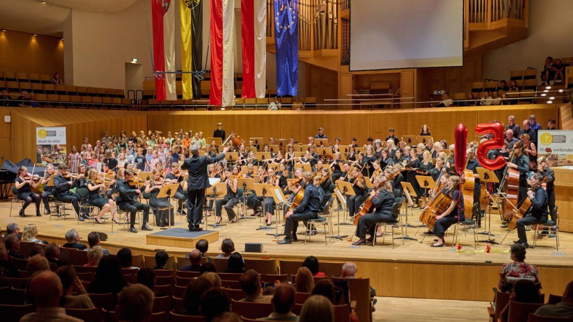 Beim großen Jubiläumskonzert der Städtischen Musikschule Bamberg in der Konzert- und Kongresshalle zeigte sich die ganze Bandbreite der musikpädagogischen Arbeit, Quelle: Stadtarchiv Bamberg, Nadine Gumpert