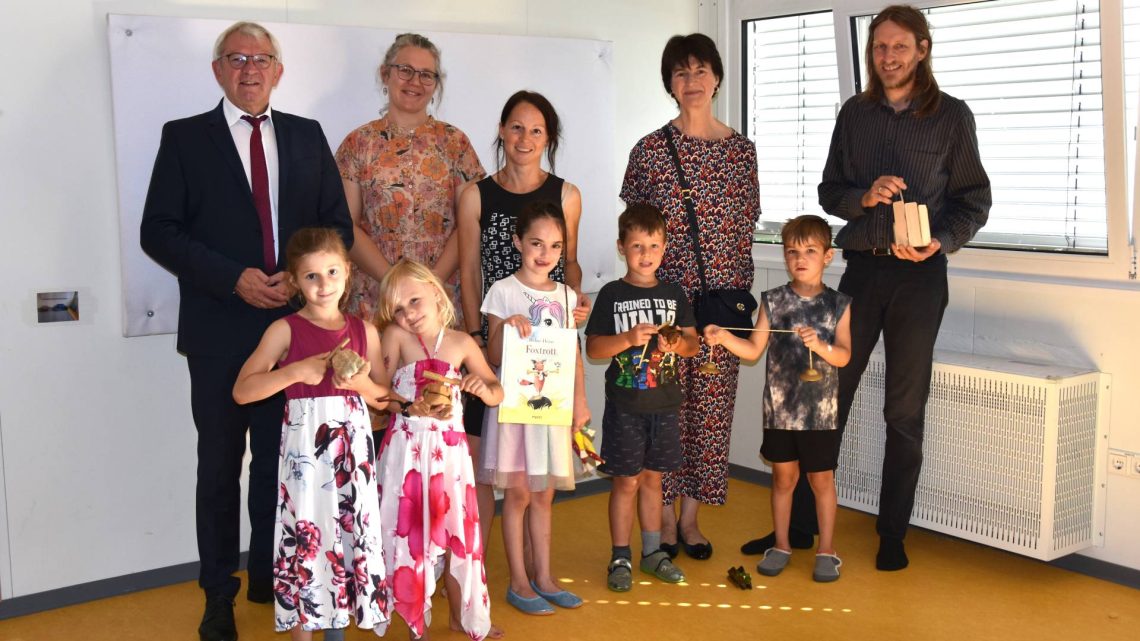 Landrat Johann Kalb (l.), Vorstandsmitglied Andrea Möhringer (2.v.r.) und Anna Huth vom KS:BAM (2.v.l.) besuchen das AWO Kinderhaus Sonnenschein in Strullendorf, das mit dem Künstler, Musiker und Puppenspieler Patrik Lumma (r.) zusammenarbeitet, Quelle: KS:BAM