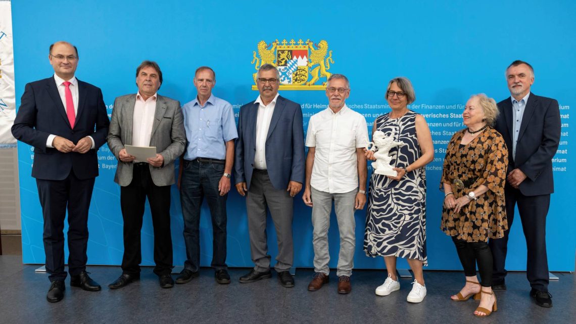 Übergabe des bayerischen Heimatpreises an den Verein des Gärtner- und Häckermuseums (v.l.): Staatsminister Albert Füracker, Vorsitzender Andreas Dechant, Georg Eckenweber, Michael Niedermaier, Otto Düsel, Museumleiterin Stephanie Eißing, Elke Hirmke und Stefan Wolf, Quelle: Bayerisches Staatsministerium der Finanzen und für Heimat