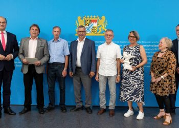 Übergabe des bayerischen Heimatpreises an den Verein des Gärtner- und Häckermuseums (v.l.): Staatsminister Albert Füracker, Vorsitzender Andreas Dechant, Georg Eckenweber, Michael Niedermaier, Otto Düsel, Museumleiterin Stephanie Eißing, Elke Hirmke und Stefan Wolf, Quelle: Bayerisches Staatsministerium der Finanzen und für Heimat