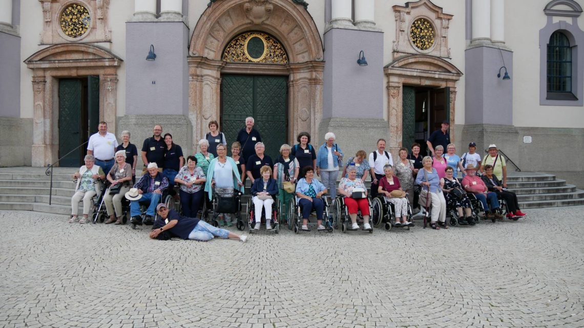 Die Bamberger Gruppe vor der Basilika in Altötting, Quelle: Gerhard Knörlein / Malteser