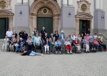 Die Bamberger Gruppe vor der Basilika in Altötting, Quelle: Gerhard Knörlein / Malteser