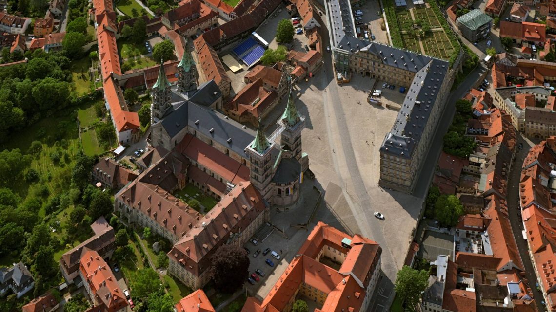 Der Domplatz mit Alter Hofhaltung als Spielort des Bamberger Totentanzes, Quelle: Stadt Bamberg, Hajo Dietz (Nürnberg Luftbild)