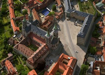 Der Domplatz mit Alter Hofhaltung als Spielort des Bamberger Totentanzes, Quelle: Stadt Bamberg, Hajo Dietz (Nürnberg Luftbild)