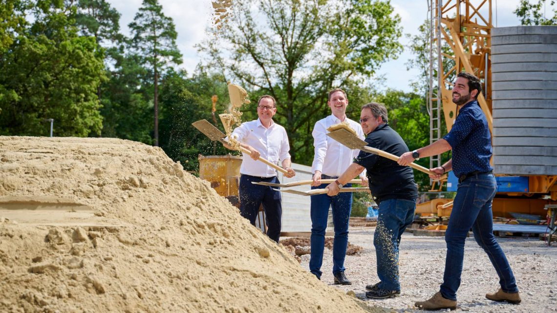 Bester Laune beim Spatenstich (v.l.): STADTBAU-Geschäftsführer Veit Bergmann, Bürgermeister und Sozialreferent Jonas Glüsenkamp, Thomas Lechmann vom Bauunternehmen Lechmann in Breitengüßbach, Philipp Freitag (Planungsabteilung STADTBAU), Quelle: Stadt Bamberg, Sonja Seufferth