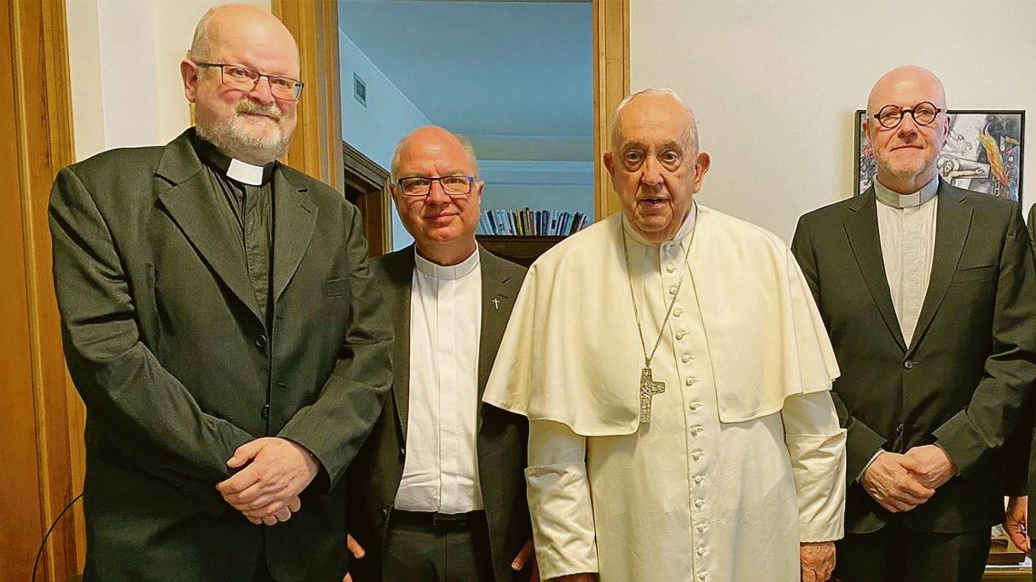 Sprecher des Betroffenenbeirats im Erzbistum Bamberg Pfarrer Matthias Wünsche (von links), Leiter der Stabsstelle Seelsorge und Beratung für Betroffene von Missbrauch und Gewalt im Erzbistum München Pfarrer Kilian Semel, Papst Franziskus und Pfarrer Liudger Gottschlich aus dem Erzbistum Paderborn, Quelle: privat