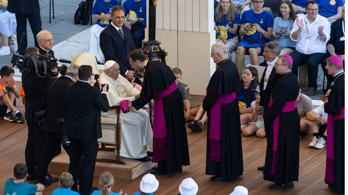 Papstaudienz bei der Ministrantenwallfahrt nach Rom, 30.7.2024, auf dem Petersplatz. Papst Franziskus schüttelt Erzbischof Herwig Gössl die Hand, Quelle: Pressestelle Erzbistum Bamberg/Dominik Schreiner