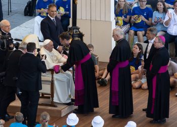 Papstaudienz bei der Ministrantenwallfahrt nach Rom, 30.7.2024, auf dem Petersplatz. Papst Franziskus schüttelt Erzbischof Herwig Gössl die Hand, Quelle: Pressestelle Erzbistum Bamberg/Dominik Schreiner