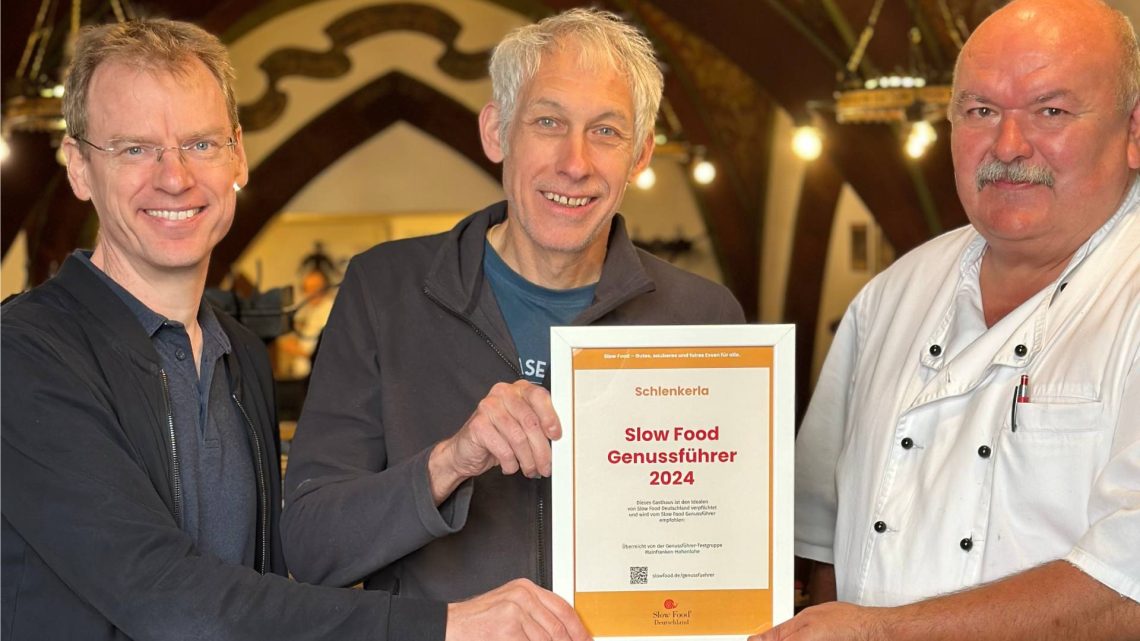 Übergabe der Urkunde im Schlenkerla (Von links nach rechts: Schlenkerla-Inhaber Matthias Trum, Andreas Schneider von Slow Food und Koch Stefan Künzel, der sich mit seinem Team die berühmte "Schnecke" erkocht hat), Quelle: Slow Food Bamberg