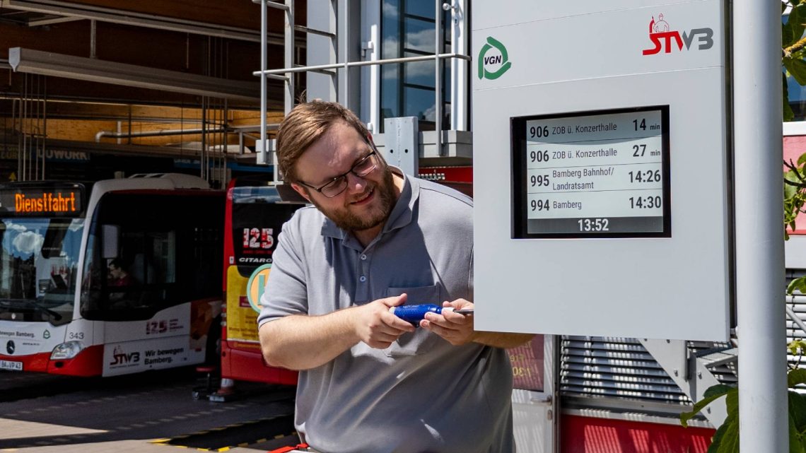 Ein neu montierter digitaler Infoscreen am Busdepot, Quelle: Stadtwerke Bamberg